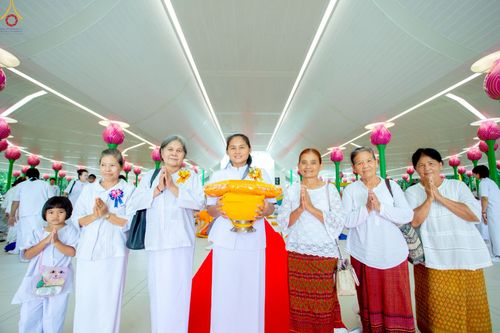 ภาพ No.227721:วันเสาร์ที่ 31 พฤษภาคม พ.ศ.2568 พิธีถวายผ้าไตรแด่สามเณรผู้เข้ารับการอุปสมบท , พิธีอุปสมบทสามเณรเตรียม DCI วัดพระธรรมกาย จ.ปทุมธานี