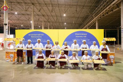 ภาพ No.202705:พิธีถวายภัตตาหารเป็นสังฆทาน แด่พระธรรมยาตรา ณ วัดพระธรรมกาย ตำบลคลองสาม อำเภอคลองหลวง จังหวัดปทุมธานี ในโครงการธรรมยาตรา กตัญญูบูชา มหาปูชนียาจารย์ พระมงคลเทพมุนี(สด จนฺทสโร) พระผู้ปราบมาร อนุสรณ์สถาน 7 แห่ง ปีที่ 13 วันที่ 28 มกราคม พ.ศ. 2568