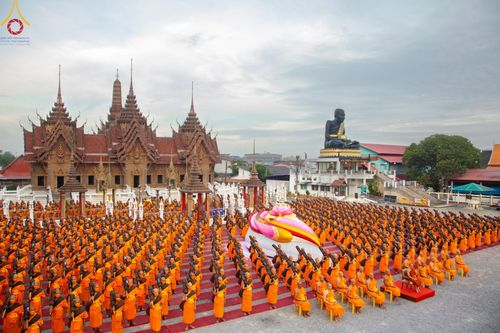 ภาพ No.127973:คณะพระธรรมยาตราฯ ปฎิบัติธรรมและถ่ายภาพหมู่ประวัติศาสตร์ ณ ลานหน้าพระปรางค์สามยอด วัดโคกสมานคุณ อ.หาดใหญ่ จ.สงขลา วันเสาร์ที่ 9 มีนาคม พ.ศ. 2567