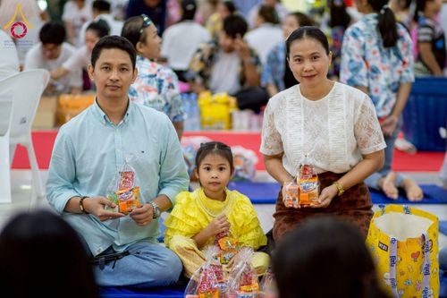 ภาพ No.218072:วันอาทิตย์ที่ 13 เมษายน พ.ศ. 2568 พิธีตักบาตรฉลองสามเณรใหม่ 75 รูป เนื่องในวันสงกรานต์ (โครงการบรรพชาสามเณรฟื้นฟูพระพุทธศาสนาทั่วไทย ประจำปีพุทธศักราช 2568) ณ ศูนย์ปฏิบัติธรรมระยอง(บ้านช่องลม) ตำบลบางบุตร อำเภอบ้านค่าย จังหวัดระยอง