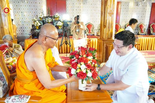 ภาพ No.146714:พิธีต้อนรับสัญญาบัตร พัดยศ ผ้าไตร ในโอกาสที่พระบาทสมเด็จพระเจ้าอยู่หัว ทรงพระกรุณาโปรดพระราชทานสัญญาบัตรตั้งสมณศักดิ์ พระวิมลศาสนวิเทศ (สำรวจ กมโล) เจ้าอาวาสวัดไทยนอร์เวย์ เป็นพระราชาคณะชั้นราช ในราชทินนามที่ “พระราชวชิรศาสนวิเทศ”