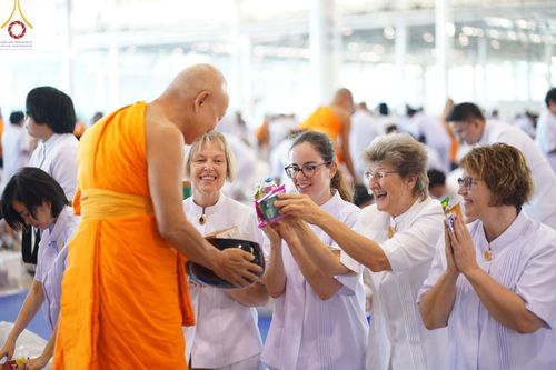 ภาพ No.177597:พิธีตักบาตรและพิธีบูชาข้าวพระ ในวันอาทิตย์ต้นเดือนที่ 1 ธันวาคม พ.ศ. 2567 ณ สภาธรรมกายสากล วัดพระธรรมกาย