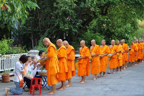 ภาพ No.136066:พระธรรมทายาท โครงการบวชพระนานาชาติ AEC & WAB ผู้บริหารรุ่นที่ 2 บิณฑบาต ณ หอฉันคุณยายอาจารย์ฯ เมืองแก้วมณี หมู่บ้านแก้วพุทธรักษา วันที่ 28 เมษายน พ.ศ. 2567
