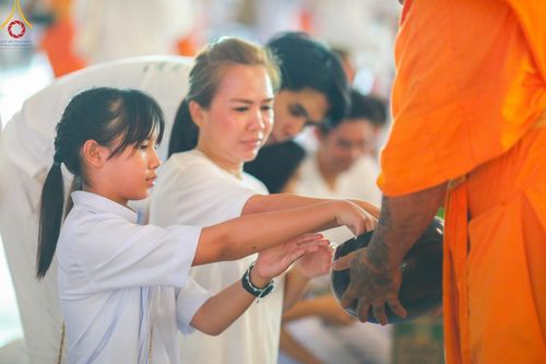 ภาพ No.143415:พิธีตักบาตร ข้าวสารอาหารแห้ง ณ บ้านแก้วเรือนทองคุณยายฯ และ พิธีบูชาข้าวพระ  ณ สภาธรรมกายสากล วัดพระธรรมกาย วันอาทิตย์ที่ 7 กรกฎาคม พ.ศ. 2567