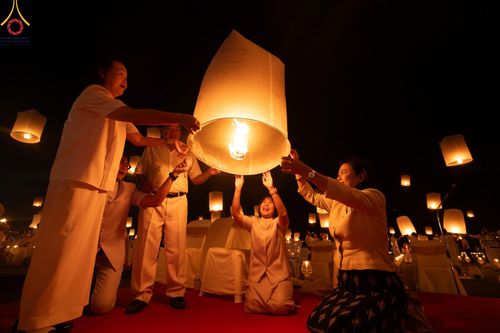 ภาพ No.175968:พิธีจุดประทีปโคมลาน, โคมลอยและลอยกระทง ถวายประทีปเป็นพุทธบูชา สร้างความสว่างไสวให้กับแผ่นดินด้วยแสงธรรม วันที่ 15 พฤศจิกายน พ.ศ. 2567 ณ พุทธอุทยานนานาชาติ อ.โพนพิสัย จ.หนองคาย