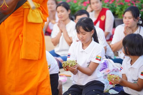ภาพ No.202032:พิธีต้อนรับพระธรรมยาตรา ณ อนุสรณ์สถานลำดับที่ 7 สถานที่ขยายวิชชาธรรมกาย วัดพระธรรมกาย ต.คลองสาม อ.คลองหลวง จ.ปทุมธานี ในโครงการธรรมยาตรา กตัญญูบูชา มหาปูชนียาจารย์ พระมงคลเทพมุนี(สด จนฺทสโร) พระผู้ปราบมาร อนุสรณ์สถาน 7 แห่ง ปีที่ 13 วันที่ 26 มกราคม 2568