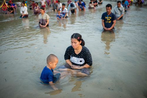 ภาพ No.63296:Photo Story  มหัศจรรย์วัดดงดินแดง Episode 1  พิธีปลงผมนาคธรรมทายาท  ในโครงการบรรพชาอุปสมบทหมู่ ฟื้นฟูพระพุทธศาสนาทั่วไทย วัดดงดินแดง ณ ลำน้ำแม่ตื่น อ.อมก๋อย จ.เชียงใหม่ วันที่ 2 เมษายน พ.ศ. 2567