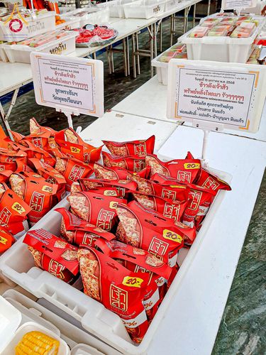 ภาพ No.195625:สาธุชนถวายภัตตาหารเป็นสังฆทาน แด่พระธรรมยาตรา ณ วัดสองพี่น้อง ต.ต้นตาล อ.สองพี่น้อง จ.สุพรรณบุรี ในโครงการธรรมยาตรา กตัญญูบูชา มหาปูชนียาจารย์ พระมงคลเทพมุนี(สด จนฺทสโร) พระผู้ปราบมาร อนุสรณ์สถาน 7 แห่ง ปีที่ 13 วันที่ 15 มกราคม พ.ศ. 2568