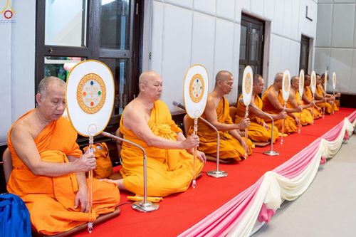 ภาพ No.230958:วันอังคารที่ 1 กรกฎาคม พ.ศ. 2568 ผู้ว่าราชการจังหวัดปทุมธานี เป็นประธานพิธีต้อนรับ สัญญาบัตร พัดยศ พระครูสัญญาบัตรสายต่างประเทศ วัดพระธรรมกาย ประจำปี พ.ศ. 2568 จำนวน 19 รูป