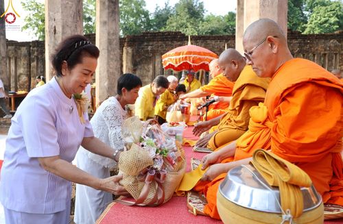 ภาพ No.58713:พิธีตักบาตรพระ ๑,๐๐๐ รูป สมโภชครบรอบ ๘๐๐ ปี พระบรมธาตุเมืองเชลียง ณ วัดพระศรีรัตนมหาธาตุ ราชวรวิหาร  (วัดพระปรางค์) ต.ศรีสัชนาลัย  อ.ศรีสัชนาลัย จ.สุโขทัย วันพฤหัสบดีที่ ๒๕ เมษายน พ.ศ. ๒๕๖๗