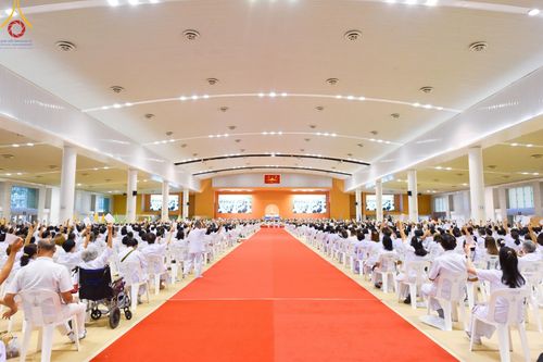 ภาพ No.159498:สัมมนาพิเศษและพิธีมอบองค์พระธรรมกาย 2,000 องค์ ณ ห้องแก้วสารพัดนึก 1 วัดพระธรรมกาย วันอาทิตย์ต้นเดือนที่ 6 ตุลาคม พ.ศ. 2567