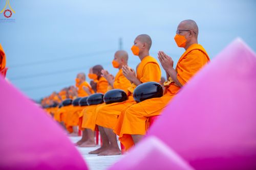 ภาพ No.118487:พิธีตักบาตรพระธรรมยาตรา ปีที่ 12 ณ อนุสรณ์สถานลำดับที่ 5 สถานที่เผยแผ่วิชชาธรรมกายครั้งแรก อนุสรณ์สถานบางปลา จ.นครปฐม วันที่ 25 มกราคม พ.ศ. 2567