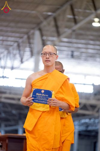 ภาพ No.237461:วันอาทิตย์ที่ 10 สิงหาคม พ.ศ.2568 พิธีมอบใบประกาศเกียรติคุณ โครงการสอบบาลี "ฉลองแชมป์" บูชาธรรม 80 ปี หลวงพ่อธัมมชโย ประจำปี 2568 และ พิธีมอบดวงแก้วสามเณรทรงบาลีไวยากรณ์ ณ สภาธรรมกายสากล วัดพระธรรมกาย ปทุมธานี