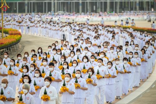 ภาพ No.101443:พิธีเวียนประทักษิณ, พิธีวันทาเจดีย์, พิธีขอขมาและมอบผ้าไตร ในโครงการอุปสมบทหมู่ รุ่นบูชาธรรมมหาปูชนียาจารย์ ณ วัดพระธรรมกาย ในวันที่ 9 ธันวาคม พ.ศ. 2566