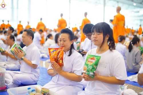 ภาพ No.243499:วันที่ 7 กันยายน พ.ศ. 2568 พิธีตักบาตร ข้าวสารอาหารแห้ง ในวันครูผู้ค้นพบวิชชาธรรมกาย ณ บ้านแก้วเรือนทองคุณยายฯ สภาธรรมกายสากล วัดพระธรรมกาย