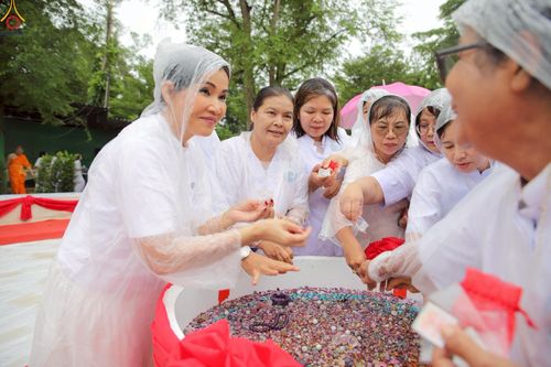 ภาพ No.234087:วันอาทิตย์ที่ 20 กรกฎาคม พ.ศ.2568 พิธีทอดผ้าป่า และพิธีตอกเสาเข็มต้นแรก สร้างอาคารปฏิบัติธรรมพระมงคลเทพมุนี ณ ศูนย์ปฏิบัติธรรมสุราษฏร์ธานี