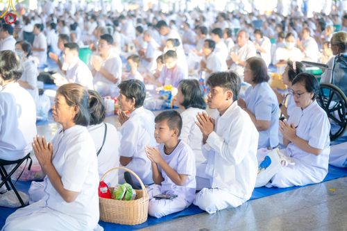 ภาพ No.151020:พิธีตักบาตร ในวันอาทิตย์ต้นเดือน วันที่ 1 กันยายน พ.ศ. 2567 ณ สภาธรรมกายสากล วัดพระธรรมกาย