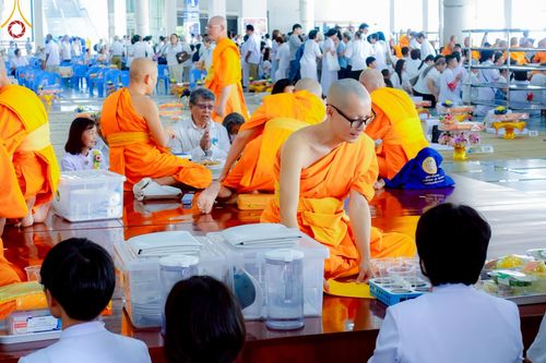 ภาพ No.220719:วันเสาร์ที่ 26 เมษายน พ.ศ.2568 (วันพระ แรม 15 ค่ำ เดือน 5) พิธีถวายภัตตาหารเมนูสวรรค์ "เพื่อการบรรลุธรรม" และ พิธีบุพเปตพลี ครั้งที่ 163 ร่วมอุทิศบุญแด่หมู่ญาติที่ล่วงลับไปแล้ว และสืบทอดอายุพระพุทธศาสนา ณ หอฉันคุณยายอาจารย์ฯ วัดพระธรรมกาย