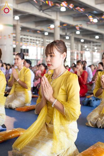 ภาพ No.143697:พิธีถวายผ้าไตร, สวดธรรมจักร, ปฏิบัติธรรม และฟังแสดงพระธรรมเทศนา ภาษาเมียนมา โดยมีสาธุชนชาวเมียนมากว่า 4,000 คน เข้าร่วมพิธี ณ มหารัตนวิหารคด วัดพระธรรมกาย วันอาทิตย์ที่ 7 กรกฎาคม พ.ศ. 2567