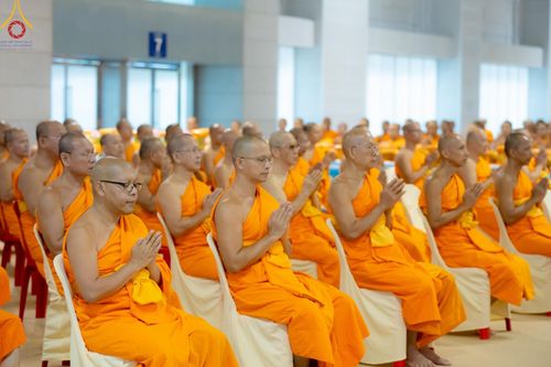 ภาพ No.146111:วันมหารำลึก ครั้งที่ 34 พิธีร่วมรำลึกถึงนักสร้างบารมีที่ล่วงลับไปแล้ว , พิธีสวดพระพุทธมนต์ ณ ห้องแก้วสารพัดนึก 1 วัดพระธรรมกาย วันเสาร์ที่ 27 กรกฎาคม พ.ศ. 2567