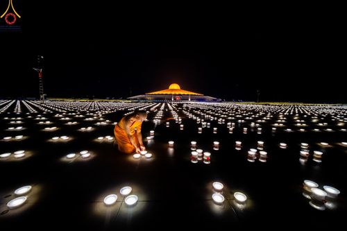 ภาพ No.154833:พิธีจุดประทีป, พิธีฉลองชัยสวดมนต์บทธัมมจักกัปปวัตนสูตร ณ มหารัตนวิหารคด วัดพระธรรมกาย วันอังคารที่ 17 กันยายน พ.ศ. 2567