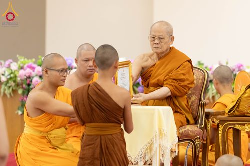 ภาพ No.346699:วันพฤหัสบดี 27 สิงหาคม พ.ศ.2569 พิธีมอบรางวัลแก่สามเณรทรงพระปาฏิโมกข์ปีที่ 4/2569