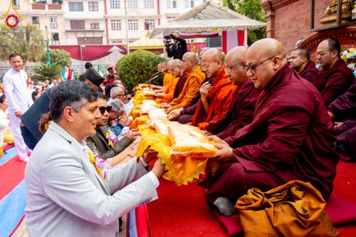 ภาพ No.313405:วันพฤหัสบดีที่ 12 มีนาคม พ.ศ. 2569 พิธีมอบบาตรและผ้าไตรในโครงการบรรพชาสามเณร 500 รูป  ณ นาคบาฮาล (Nagbahal) ประเทศเนปาล