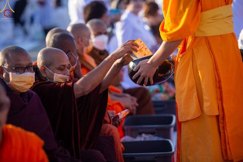ภาพ No.68779:พิธีตักบาตรฉลองพระใหม่ วันที่ 1 มกราคม พ.ศ. 2566 ณ วัดพระธรรมกาย จ.ปทุมธานี