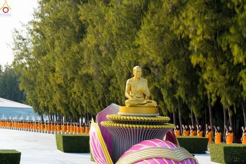 ภาพ No.281565:วันที่ 24 ธันวาคม พ.ศ.2568 พระธรรมยาตรา ปฏิบัติธรรม และถ่ายภาพหมู่ประวัติศาสตร์ ณ ลานหน้ามหาวิหารพระมงคลเทพมุนีฯ วัดพระธรรมกาย