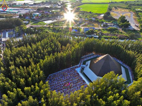 ภาพ No.105739:พิธีต้อนรับพระธรรมยาตรา ในโครงการธรรมยาตรากตัญญูบูชา มหาปูชนียาจารย์ พระมงคลเทพมุนี(สด จนฺทสโร) พระผู้ปราบมาร อนุสรณ์สถาน 7 แห่ง ปีที่ 12 วันที่ 3 มกราคม พ.ศ. 2567 ณ อนุสรณ์สถานโลตัสแลนด์ จ.สุพรรณบุรี