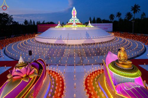 ภาพ No.70258:พิธีจุดประทีปถวายเป็นพุทธบูชา และบูชาธรรมมหาปูชนียาจารย์ ในโครงการธรรมยาตรากตัญญูบูชา มหาปูชนียาจารย์ พระมงคลเทพมุนี(สด จนฺทสโร) พระผู้ปราบมาร ปีที่ 11 ณ อนุสรณ์สถานลำดับที่ 2 สถานที่ตั้งมโนปณิธานบวชตลอดชีวิต อนุสรณ์สถานคลองบางนางแท่น อ.สามพราน จ.นครปฐม 