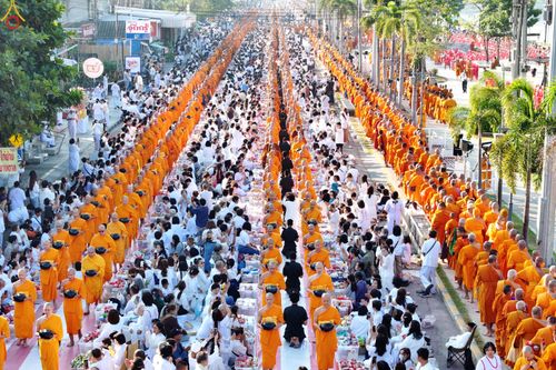 ภาพ No.284237:วันเสาร์ที่ 20 ธันวาคม พ.ศ.2568  พิธีตักบาตรพระ 10,000 รูป เนื่องในโอกาส 194 ปี จังหวัดกาญจนบุรี และอุทิศส่วนกุศลให้แด่บรรพชนทั้งหลาย บริเวณถนนสองแคว (Skywalk) เมืองกาญจนบุรี