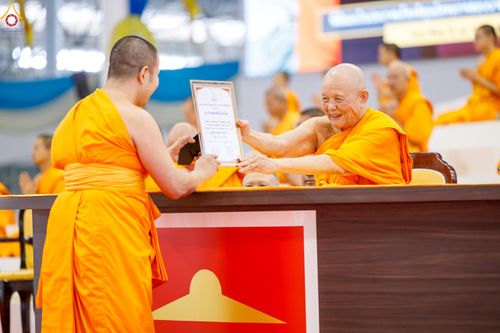 ภาพ No.339029:วันอาทิตย์ที่ 12 กรกฎาคม พ.ศ.2569 พิธีมุทิตาผู้สอบได้เปรียญธรรม ประโยค 1-2 ถึง ป.ธ.9 และ บ.ศ.1-2 ถึง บ.ศ.6 สำนักศาสนศึกษาวัดพระธรรมกาย ประจำปี 2569, พิธีมอบตราตั้งแต่งตั้งอาจารย์ใหญ่ สำนักศาสนศึกษาวัดพระธรรมกาย