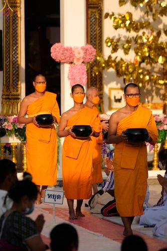 ภาพ No.72084:พิธีตักบาตรพระธรรมยาตราฯ ในโครงการธรรมยาตรากตัญญูบูชา มหาปูชนียาจารย์ พระมงคลเทพมุนี(สด จนฺทสโร) พระผู้ปราบมาร ปีที่ 11 ณ อนุสรณ์สถานลำดับที่ 3 สถานที่เกิดใหม่ในเพศสมณะ วัดสองพี่น้อง อ.สองพี่น้อง จ.สุพรรณบุรี วันที่ 18 มกราคม พ.ศ. 2566