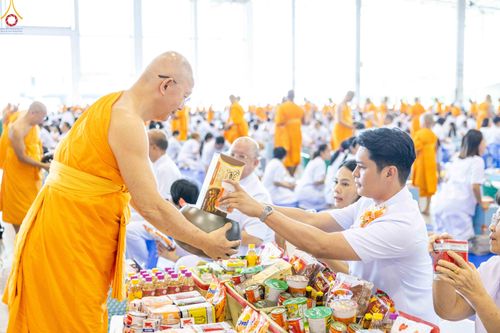 ภาพ No.345410:วันพฤหัสบดีที่ 27 สิงหาคม พ.ศ.2569 พิธีตักบาตรในวันธรรมชัย ณ สภาธรรมกายสากล วัดพระธรรมกาย ปทุมธานี