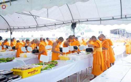 ภาพ No.71080:พิธีถวายภัตตาหารเป็นสังฆทาน แด่คณะพระธรรมยาตราฯ ในโครงการธรรมยาตราฯ ปีที่ 11 ณ อนุสรณ์สถานคลองบางนางแท่น อ.สามพราน จ.นครปฐม วันที่ 13 มกราคม พ.ศ. 2566