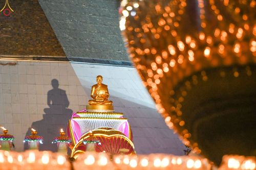 ภาพ No.69532:พิธีจุดประทีปถวายเป็นพุทธบูชา และบูชาธรรมมหาปูชนียาจารย์ ในโครงการธรรมยาตรากตัญญูบูชา มหาปูชนียาจารย์ พระมงคลเทพมุนี(สด จนฺทสโร) พระผู้ปราบมาร ปีที่ 11 ณ อนุสรณ์สถานมหาวิหารพระมงคลเทพมุนี อ.สองพี่น้อง จ.สุพรรณบุรี