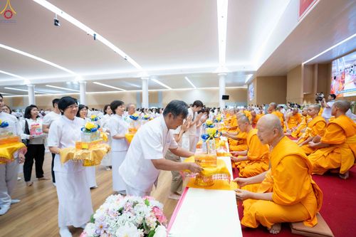 ภาพ No.343648:วันที่ 16 สิงหาคม พ.ศ.2569 พิธีถวายคิลานเภสัช และอุปกรณ์ทางการแพทย์ ณ ห้องแก้วสารพัดนึก2 วัดพระธรรมกาย