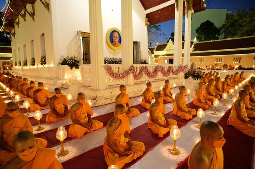 ภาพ No.73330:พิธีจุดประทีปถวายเป็นพุทธบูชา และบูชาธรรมมหาปูชนียาจารย์ ในโครงการธรรมยาตรากตัญญูบูชา มหาปูชนียาจารย์ พระมงคลเทพมุนี(สด จนฺทสโร) พระผู้ปราบมาร ปีที่ 11 ณ อนุสรณ์สถานลำดับที่ 4 สถานที่เกิดด้วยกายธรรม วัดโบสถ์ (บน) บางคูเวียง อ.บางกรวย จ.นนทบุรี วันที่ 21 