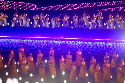 ภาพ No.81859:พิธีจุดวิสาขประทีปและเวียนประทักษิณ เนื่องในวันวิสาขบูชา วันเสาร์ที่ 3 มิถุนายน 2566 ณ ลานธรรมพระมหาธรรมกายเจดีย์ วัดพระธรรมกาย จ.ปทุมธานี