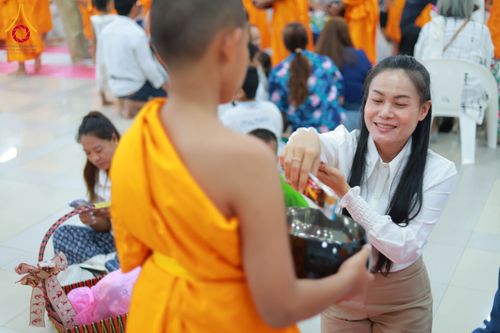 ภาพ No.321878:วันที่ 12 เมษายน พ.ศ.2569 ตักบาตรสงกรานต์ฉลองสามเณรใหม่  ณ ศูนย์ปฏิบัติธรรมระยอง(บ้านช่องลม)