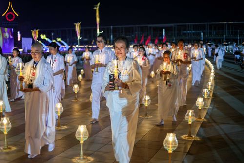 ภาพ No.312270:วันอังคารที่ 3 มีนาคม พ.ศ.2569 พิธีเวียนประทักษิณและจุดมาฆประทีป (ภาพชุดที่ 2) ณ ลานธรรมพระมหาธรรมกายเจดีย์ วัดพระธรรมกาย