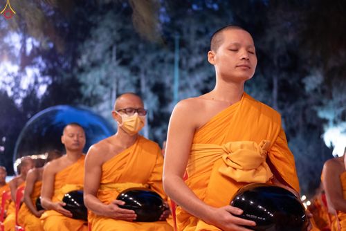 ภาพ No.289169:วันที่ 7 มกราคม พ.ศ. 2569 พิธีตักบาตรพระธรรมยาตรา ณ อนุสรณ์สถานลำดับที่ 1 สถานที่เกิดด้วยรูปกายเนื้อ อนุสรณ์สถานมหาวิหารพระมงคลเทพมุนี (โลตัสแลนด์) อ.สองพี่น้อง จ.สุพรรณบุรี ในโครงการธรรมยาตรา กตัญญูบูชา มหาปูชนียาจารย์ พระมงคลเทพมุนี(สด จนฺทสโร) พระผู้ป