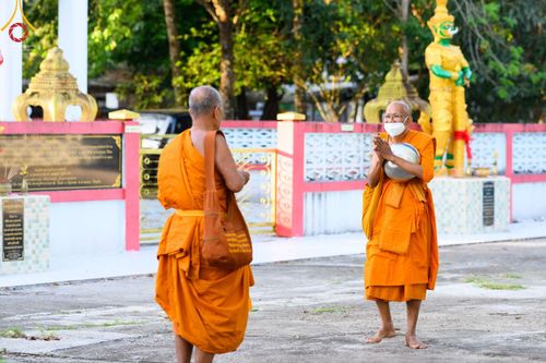 ภาพ No.78319:พิธีถวายสังฆทานแด่คณะสงฆ์ ๓๒๓ วัด พิธีมอบกองทุนหนุนแรงใจช่วยครูใต้และพิธีทำบุญอุทิศส่วนกุศลแด่ผู้วายชนม์ในเหตุการณ์ความไม่สงบ ๔ จังหวัดชายแดนภาคใต้  (ปัตตานี ยะลา นราธิวาส สงขลา) ปีที่ ๑๙ ครั้งที่ ๑๖๑ พิธีมอบกองทุนหนุนแรงใจช่วยครูใต้ (ปีที่ ๑๖ ครั้งที่ ๑