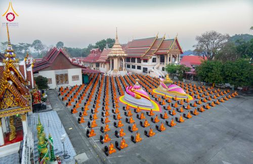 ภาพ No.297288:วันที่ 15 มกราคม พ.ศ.2569 พระธรรมยาตราปฏิบัติธรรมและถ่ายภาพหมู่ประวัติศาสตร์ อนุสรณ์สถานลำดับที่ 4 สถานที่เกิดด้วยกายธรรม  ณ วัดโบสถ์บน ต.บางคูเวียง จ.นนทบุรี ในโครงการธรรมยาตรา กตัญญูบูชา มหาปูชนียาจารย์ พระมงคลเทพมุนี(สด จนฺทสโร) พระผู้ปราบมาร อนุสรณ์ส