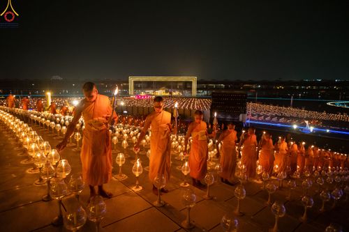 ภาพ No.90264:พิธีจุดประทีป 20,000 ดวง บูชาพระมหาธรรมกายเจดีย์ และบูชาพระมงคลเทพมุนี(สด จนฺทสโร) พระผู้ปราบมาร วันอังคารที่ 10 ตุลาคม พ.ศ. 2566 ณ ลานธรรมพระมหาธรรมกายเจดีย์ วัดพระธรรมกาย จ.ปทุมธานี