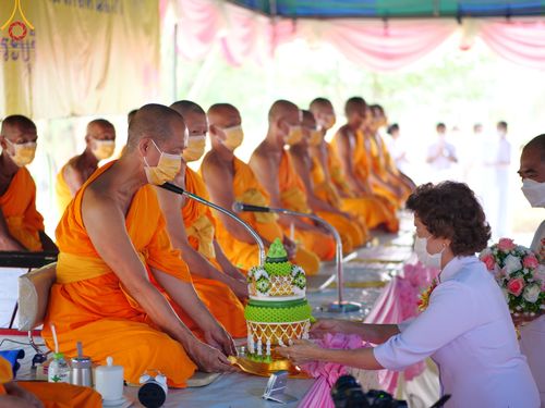 ภาพ No.81392:พิธีทอดผ้าป่า วางดวงแก้วบรมจักรพรรดิ  โปรยรัตนชาติ และพิธีตอกเสาเข็มมงคลต้นแรก อาคาร 80 ปี หลวงพ่อธัมมชโย ณ ศูนย์ปฏิบัติธรรมวิหารแดง อำเภอวิหารแดง จังหวัดสระบุรี วันอาทิตย์ที่ 28 พฤษภาคม พ.ศ.2566