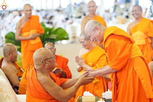 ภาพ No.85106:บรรยากาศการต้อนรับพระสังฆาธิการทั่วประเทศ และพิธีบูชาข้าวพระในวันสมาธิโลก วันอาทิตย์ต้นเดือนที่ 6 สิงหาคม พ.ศ. 2566 ณ สภาธรรมกายสากล วัดพระธรรมกาย