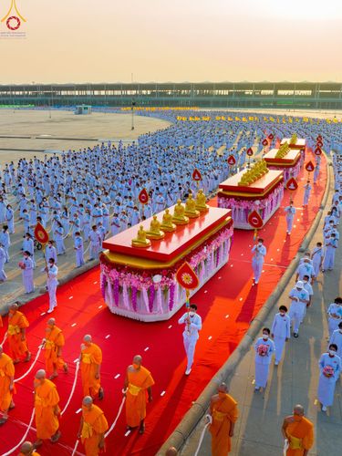 ภาพ No.79133:พิธีอัญเชิญองค์พระบรมพุทธเจ้า 24 องค์ เวียนประทักษิณรอบพระมหาธรรมกายเจดีย์ ณ วัดพระธรรมกาย  วันที่ 2 เมษายน พ.ศ. 2566