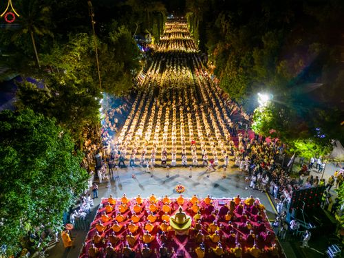 ภาพ No.81998:พิธีจุดวิสาขประทีป 22,000 ดวงและโคมลอย 3,000 ดวง ( Festival  lampion Vesak Indonesia) ณ มหาเจดียบรมพุทโธ อินโดนีเซีย  วันอาทิตย์ที่ 4 มิ.ย. พ.ศ.2566